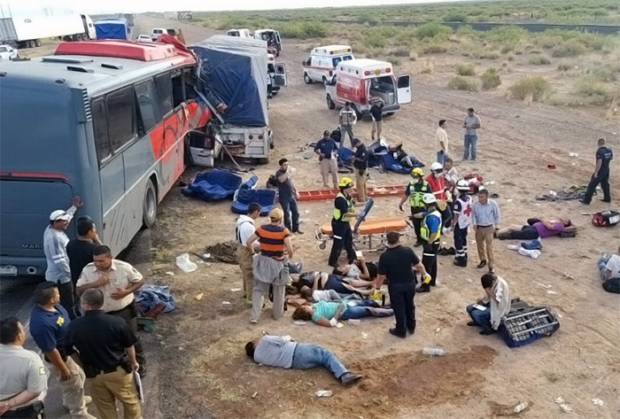 Choque entre tráiler y autobus deja 10 muertos en Chihuahua