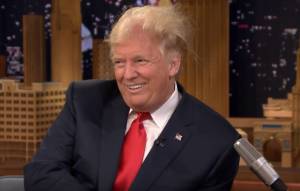 VIDEO: Donald Trump comprueba que no usa peluca con Jimmy Fallow