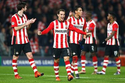 Guardado y Moreno ayudan al PSV para clasificar en la Champions