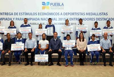 RMV entrega estímulos a medallistas poblanos de Olimpiada y Paralimpiada Nacional 2015