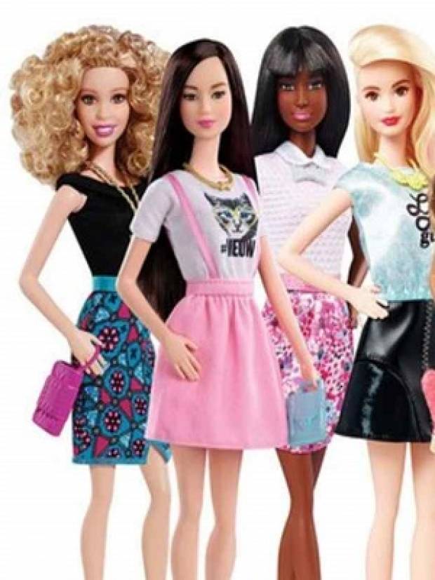 Barbie se adapta a la modernidad para sobrevivir entre las niñas