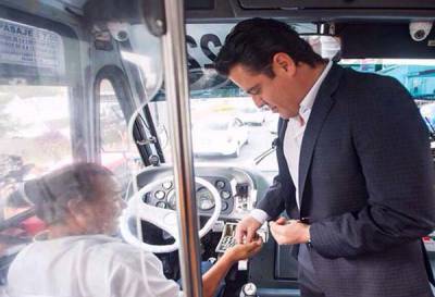 Gobernador de Jalisco decide viajar en autobús; chofer no le hace la parada