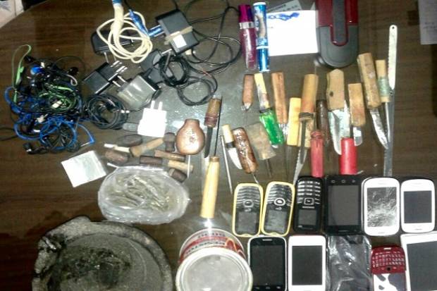 Operativo en Cereso de Tecamachalco, encuentran marihuana y armas punzocortantes