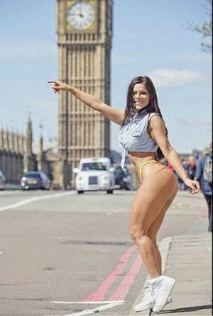 FOTOS: Suzy Cortez se paseó en tanga por Londres