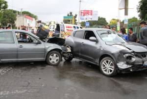 Tres lesionados, saldo de colisión entre vehículos en Tehuacán