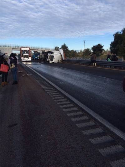 Choca trailer contra autobús de maestros en la Puebla-Orizaba
