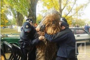 VIDEO: Chewbacca detenido en Ucrania por defender a Darth Vader