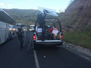 20 normalistas heridos por desalojo de carretera en Guerrero