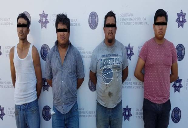 Detienen a cuatro personas en Puebla por arrojar escombro al río Atoyac