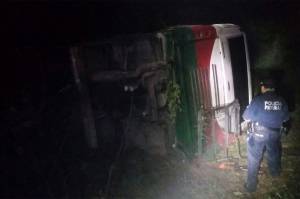 Volcadura de autobús deja tres muertos y dos heridos en la México-Tuxpan