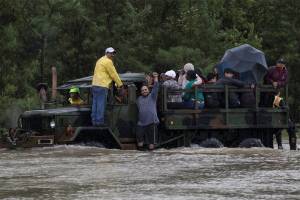 “Harvey” deja 16 muertos en Texas; Houston sigue bajo el agua