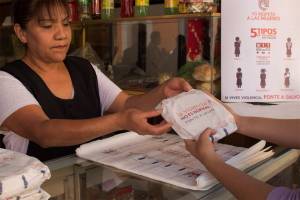 En papel para tortillas, mensajes contra la violencia hacia las mujeres en Puebla