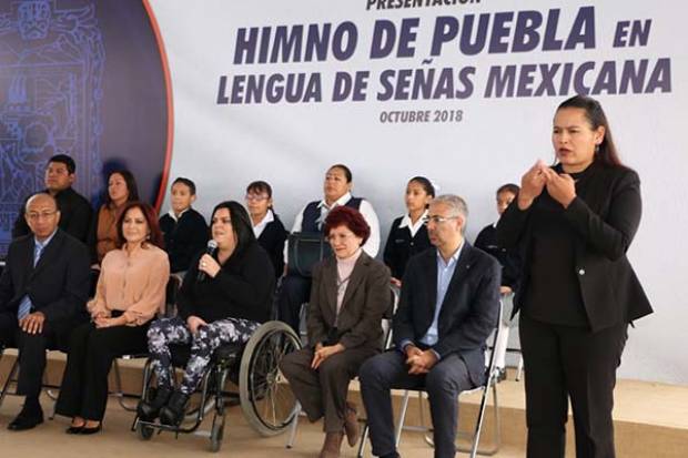 Dinorah López presenta el himno de Puebla en lengua de señas mexicana