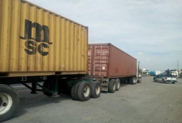 Policía aseguró tractocamión y contenedor abandonados tras operativos en Puebla