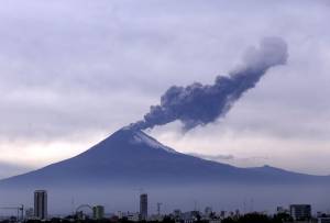 FOTOS: Popocatépetl mantiene actividad y emite nueva fumarola
