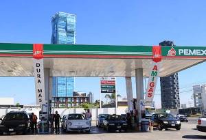 A 20 pesos llegará el litro de gasolina este 2018, prevé perito