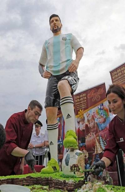 Celebraron a Messi con pastel gigante en Rusia