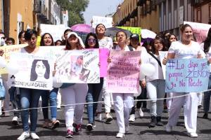 Marchan para esclarecer feminicidio de joven enfermera en Puebla