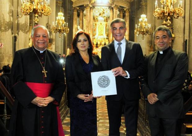 Gali presenta libro “Antigua catedral de Puebla”