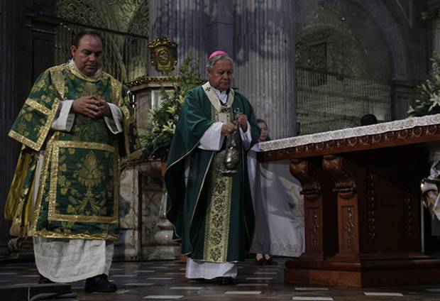 Fiestas patronales, ahora en casas particulares, atrios y capillas: arzobispo de Puebla