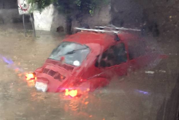 Quedan vehículos bajo el agua por inundación en crucero de Parque Finsa