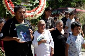 Exigiendo justicia, sepultan a los hombres linchados en Acatlán