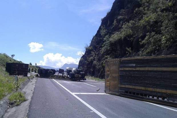Cierran autopista Puebla-Córdoba por volcadura de tráiler