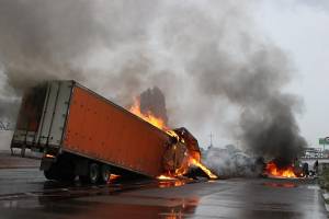 VIDEO Y FOTOS: Huachicoleros quemaron trailers y bloquearon la autopista México-Puebla