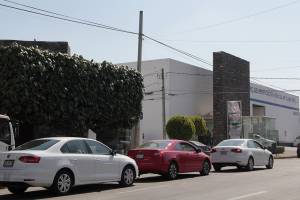 Largas filas en los ocho verificentros reabiertos en Puebla