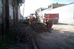 Retiran escombro por fachada caída en Puebla capital; edificios importantes, sin daños