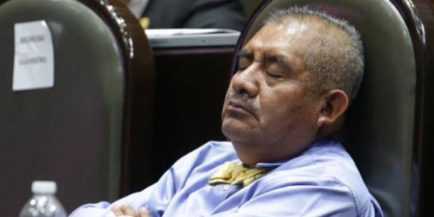 Diputado de Morena se queda dormido dos veces en San Lázaro