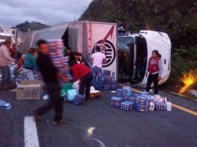 Vuelca tráiler y saquean víveres para damnificados por sismo en la carretera Puebla-Orizaba