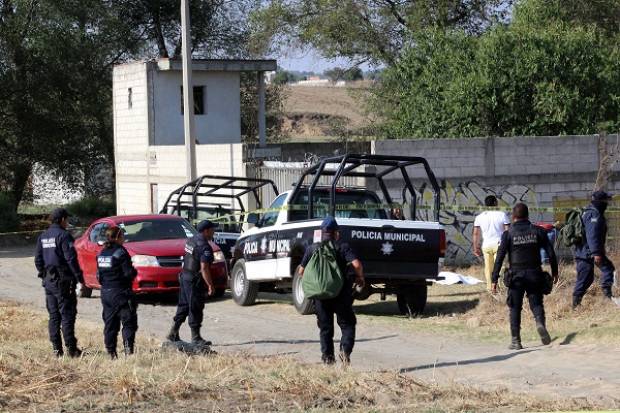 Hallan cadáver de mujer asesinada a machetazos y balazos en Vicente Guerrero