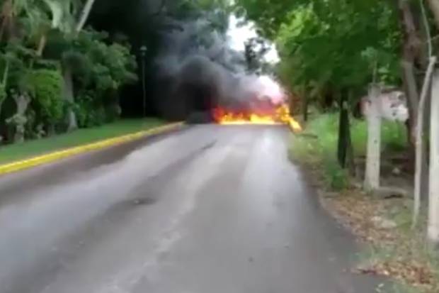 Explota pipa con gas por choque en Venustiano Carranza, Puebla