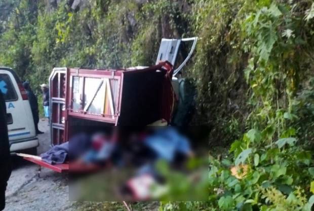 Suman 19 muertos por volcadura de camioneta en Tepango de Rodríguez