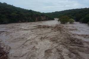 VIDEO: Desalojan a 16 personas en Tehuitzingo por crecida del río Atoyac