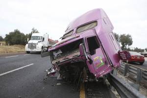 Muere conductor de tráiler al volcar en la autopista Puebla-Orizaba