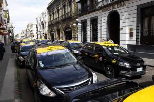 Taxistas protestan frente al Congreso ante reformas a Ley del Transporte