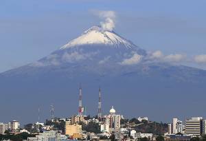 Volcán Popocatépetl presenta explosión y levanta kilométrica humareda
