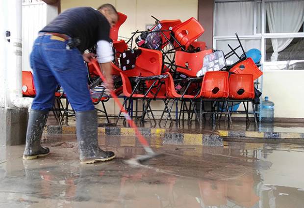 Lluvias han dejado algún tipo de daño en 64 escuelas de Puebla: SEP