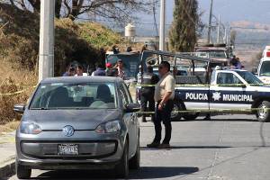 FOTOS: Hallan cadáver de un hombre al interior de un vehículo en Huejotzingo