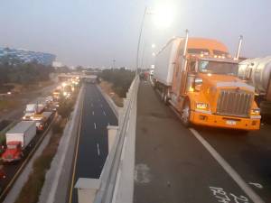 Tráfico detenido en la autopista Puebla-Córdoba por volcadura de pipa