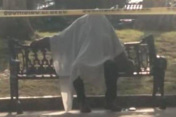 Muere hombre sentado en una banca de parque en El Carmen