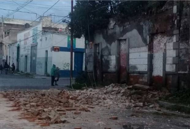 Daños en edificio de Obras Públicas y caída de una barda tras sismo en Puebla