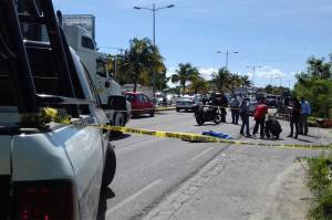 Un muerto, saldo de enfrentamiento entre taxistas y Uber en Cancún