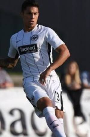 Carlos Salcedo debutó con el Eintracht Frankfurt