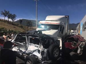 FOTOS: Un muerto por carambola de siete vehículos en la Puebla-Orizaba