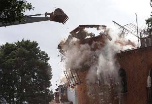 VIDEO y FOTOS: Así fue demolido torreón colapsado por sismo en la 14 Oriente