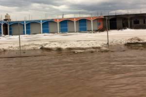 VIDEOS: Granizada inunda calles y la carretera federal a Tepeaca