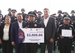 Tony Gali y Leo Paisano entregaron patrullas y reconocimientos a policías de San Andrés Cholula